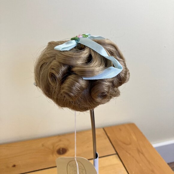 Wee 3 Doll Wig LINDA HL1 E6 Blonde w/ Blue Ribbon 8-9 1/2 + La Sioux Doll Shoes - Picture 9 of 10